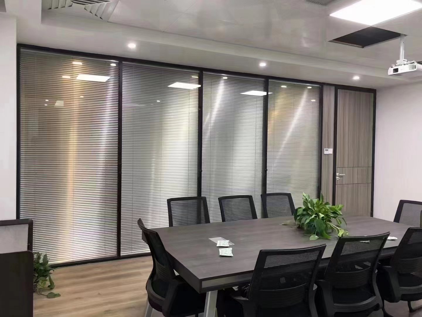 百葉隔斷工程現(xiàn)場(chǎng)實(shí)拍圖